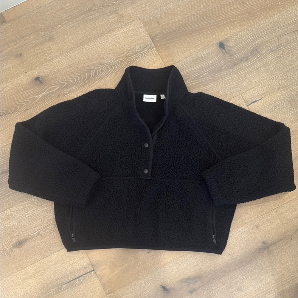 Aritzia Sunday Best Sherpa Black Fleece Pullover. Size S. Great condition.